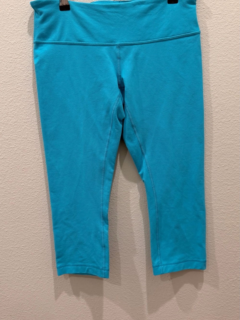 Lululemon Vibrant Turquoise Capri Leggings Size 8